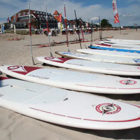 Planches de stand up paddle alignées sur la plage