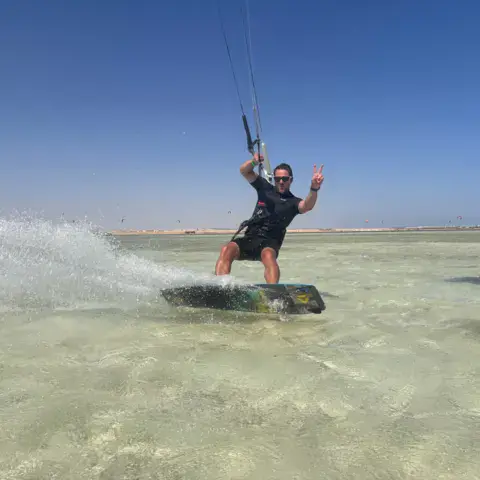 Kitesurfeur en action sur une eau plate