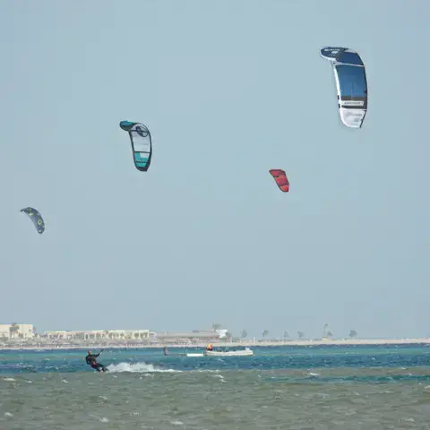 Kites dans le ciel au-dessus d'un plan d'eau