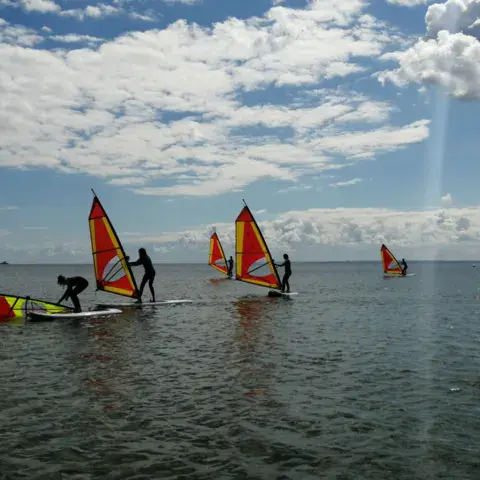 Groupe de windsurf sur l'eau