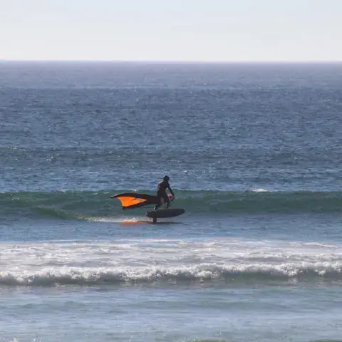 Wingfoiler dans les vagues