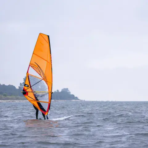 Planchiste sous voile orange