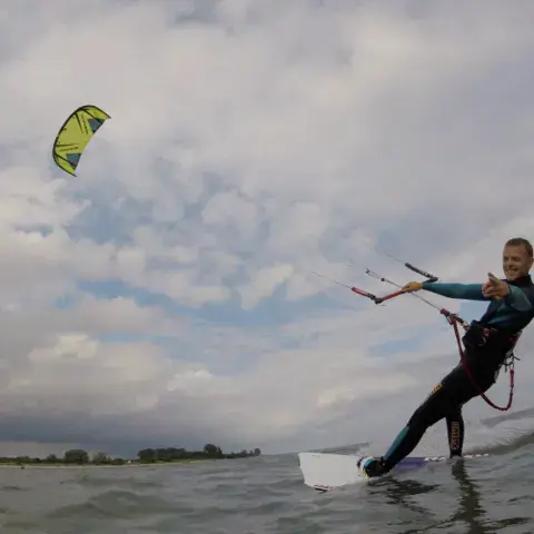 Kitesurfeur à l'eau