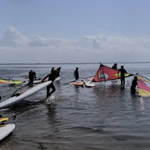 Cours de windsurf dans l'eau peu profonde du Wattenmeer