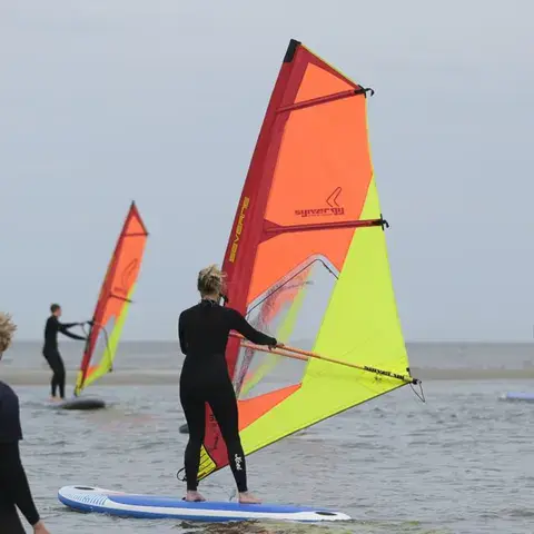 Élèves de windsurf avec leur moniteur