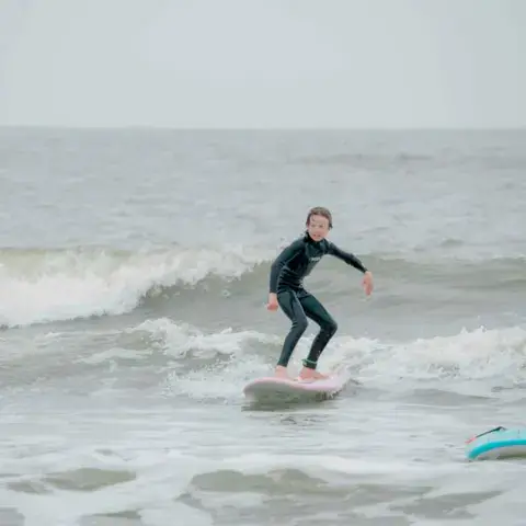 Cours de surf dans les vagues
