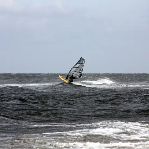 Windsurfeur dans les vagues de la mer du Nord