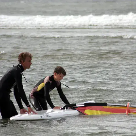 Initiation au windsurf, planche et gréement dans l'eau