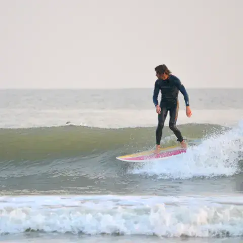Surfeur sur une vague