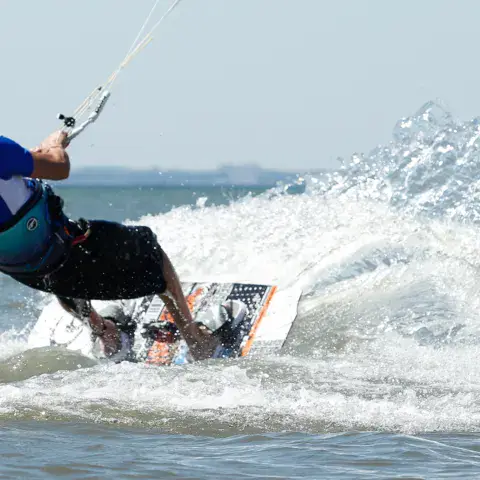 Kitesurfeur dans les éclaboussures