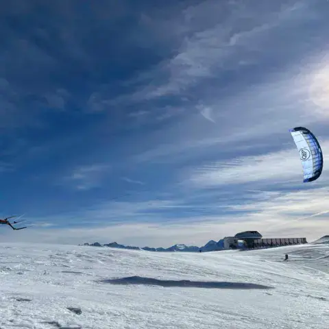 Kitesurfeur et son kite sur un terrain enneigé