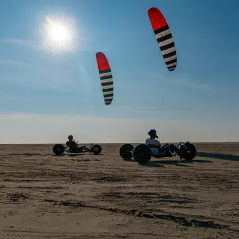 Buggys de kite sur la plage