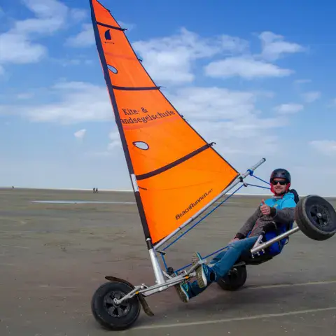 Chars à voile sur la plage de Borkum