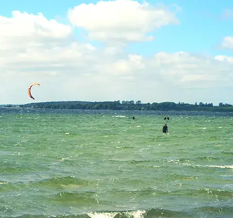 Plan d'eau du Bodden avec des kites au loin
