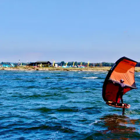 Wingfoiler devant la côte
