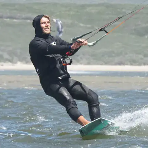 Kitesurfeur sur l'eau
