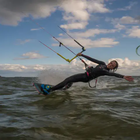 Kitesurfeur en pleine navigation