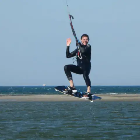 Kitesurfeuse en plein saut
