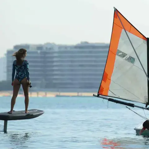 E-foil et planche à voile sur l'eau