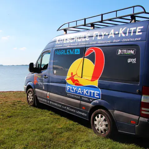 Camionnette de l'école au bord du Bodden