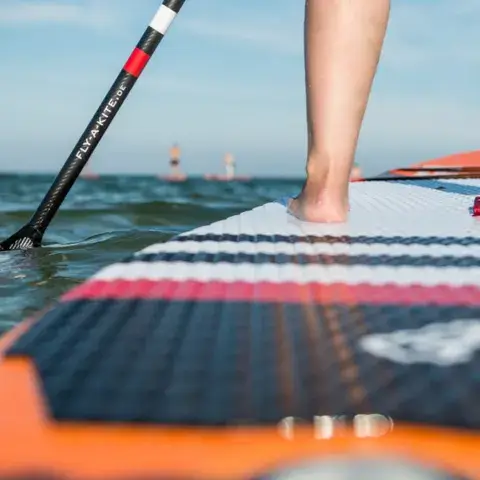 Planche de paddle sur l'eau