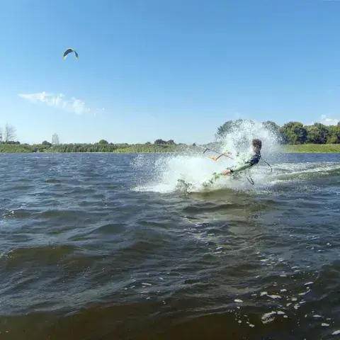 Kitesurfeur dans les eaux plates de la baie