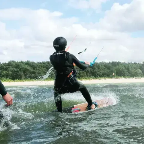 Élève au départ dans l'eau, avec le moniteur
