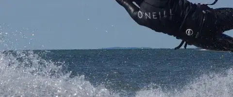 Kitesurfeur en plein saut