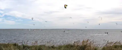 Vue de la baie avec des kitesurfeurs au loin