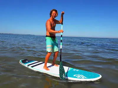Pratiquant de paddle sur la mer