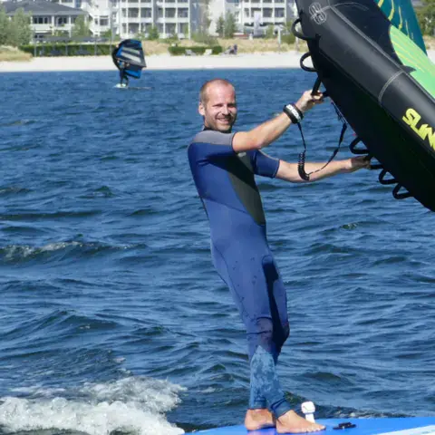 Wingsurfeur sur l'eau