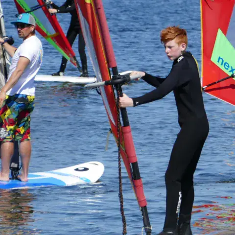Cours de windsurf dans l'eau peu profonde