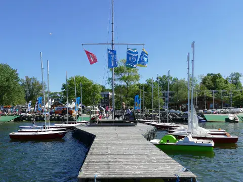 Ponton et voiliers de la station