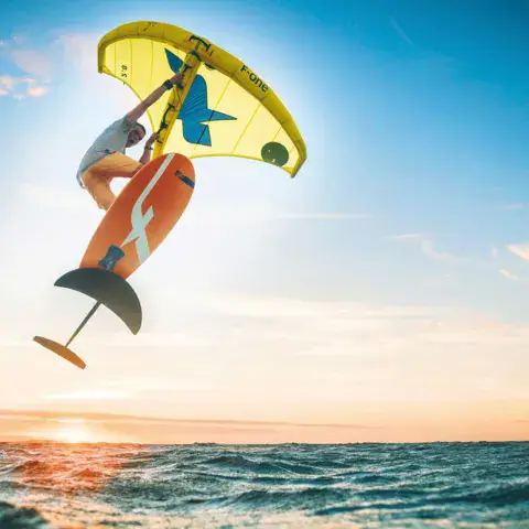 Wingfoil au coucher du soleil