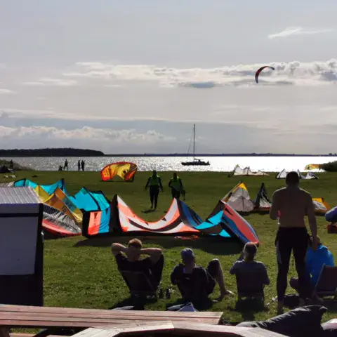 Kites sur la pelouse devant le Bodden