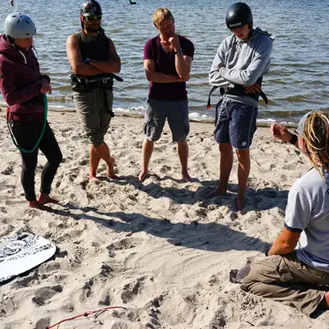Briefing sur la plage avant la session