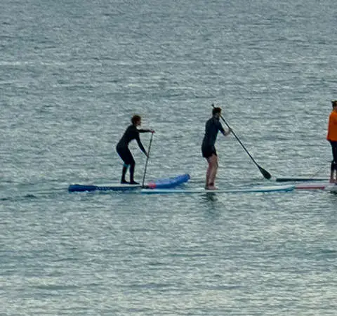 Groupe de paddle sur l'eau