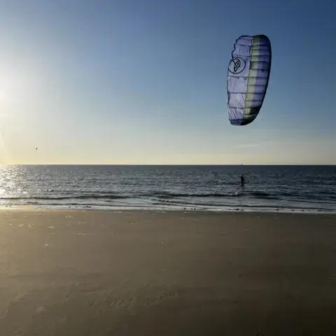 Kitesurfeur au coucher du soleil