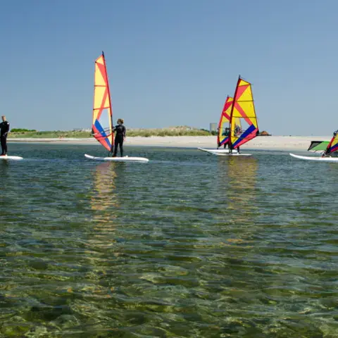Windsurfeurs en eau peu profonde