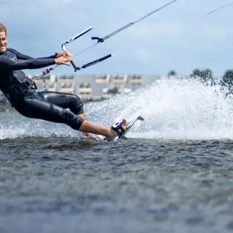 Kitesurfeur sur le plan d'eau