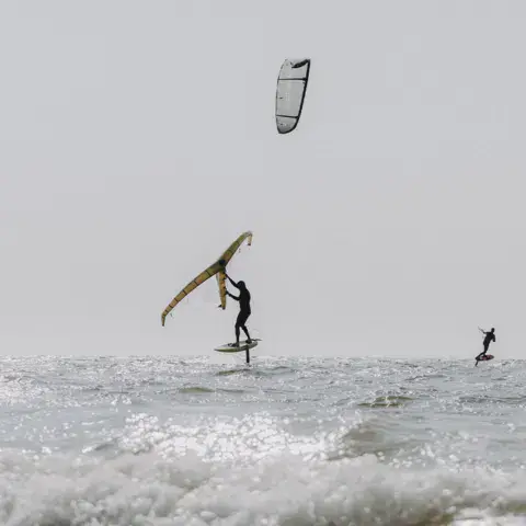 Wingfoiler dans les vagues