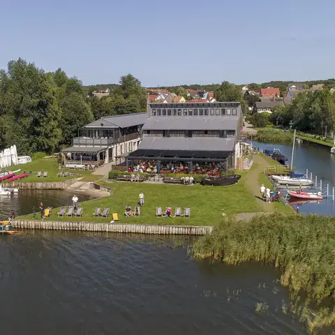 Bâtiment de la station au bord du plan d'eau