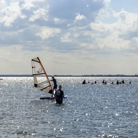 Windsurfeurs en eau peu profonde