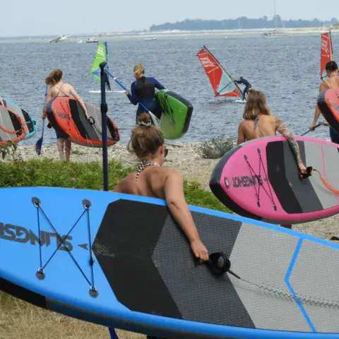 Groupe de SUP et de planches de paddle sur la plage