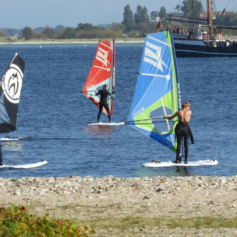 Cours de windsurf près du rivage