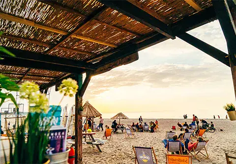 Terrasse du bar de plage au bord de la mer