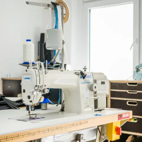 Atelier de réparation avec machine à coudre