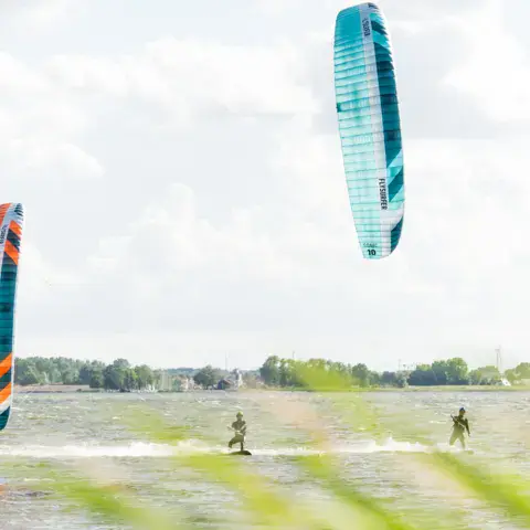 Kitesurfeurs sur un plan d'eau plat