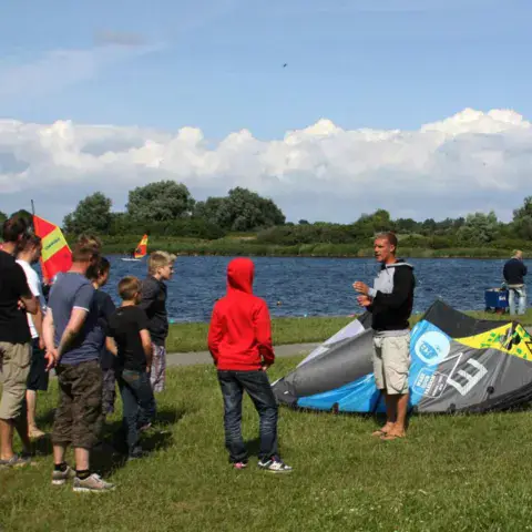 Briefing d'un groupe de kite sur la pelouse du Südstrand