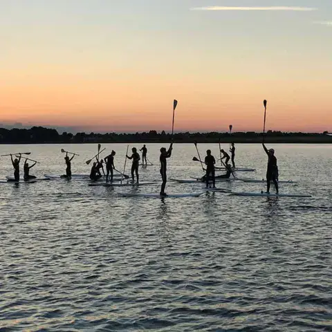 Séance de paddle au coucher du soleil